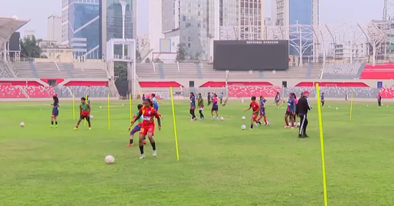 ফুটবল প্রশিক্ষণ করছে নারী খেলোয়াররা